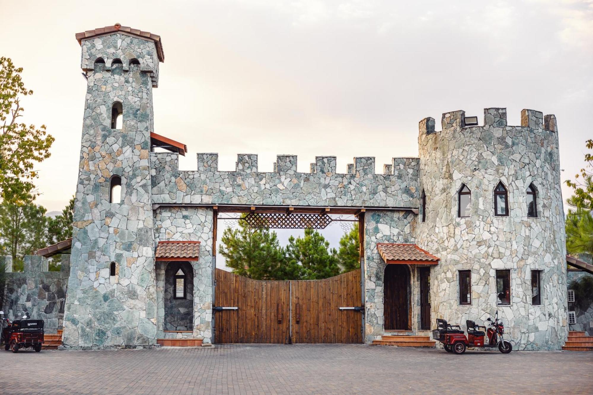 Hotel Chateau Kvirike Boboqvati Bagian luar foto